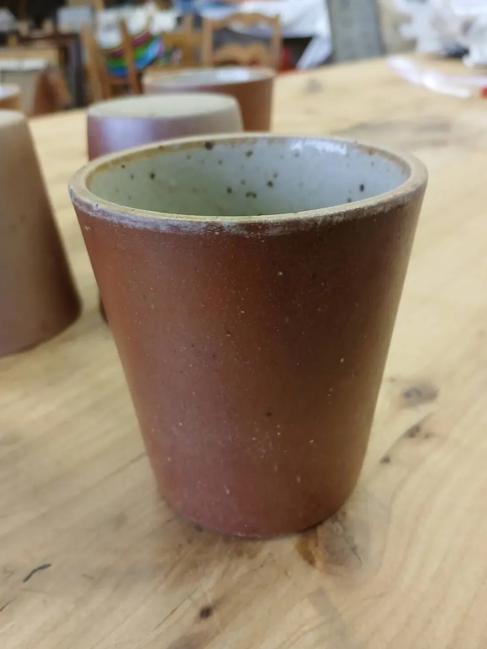 8 tasses / verres anciens en grès vernisse