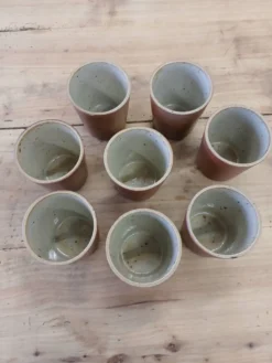 8 tasses / verres anciens en grès vernisse