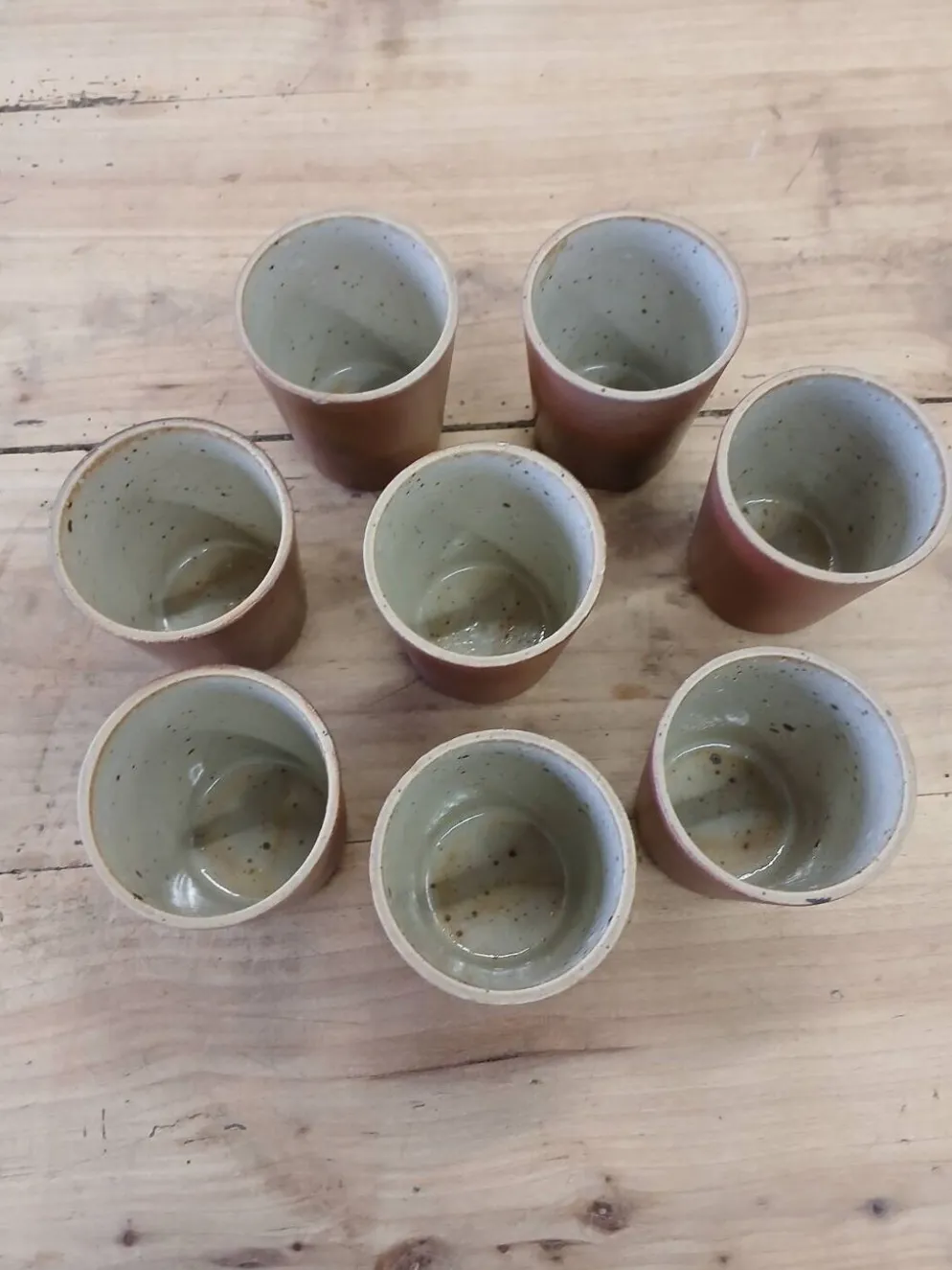 8 tasses / verres anciens en grès vernisse