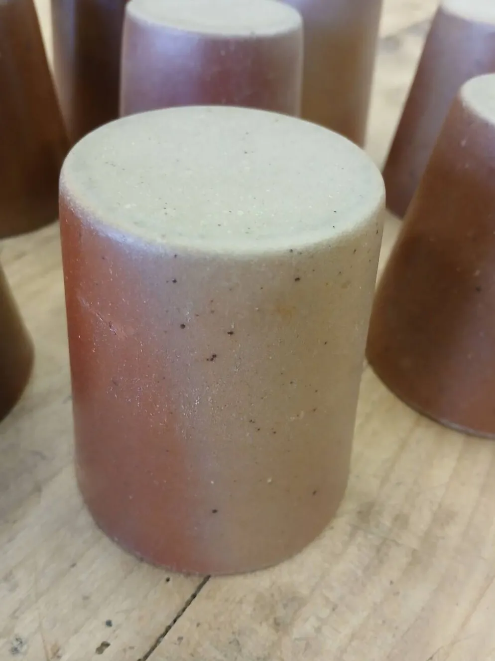 8 tasses / verres anciens en grès vernisse