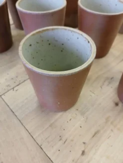 8 tasses / verres anciens en grès vernisse