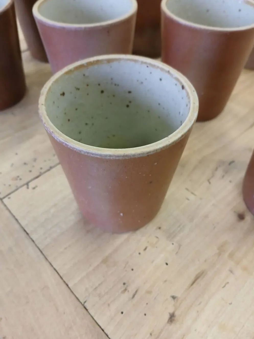8 tasses / verres anciens en grès vernisse