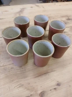 8 tasses / verres anciens en grès vernisse