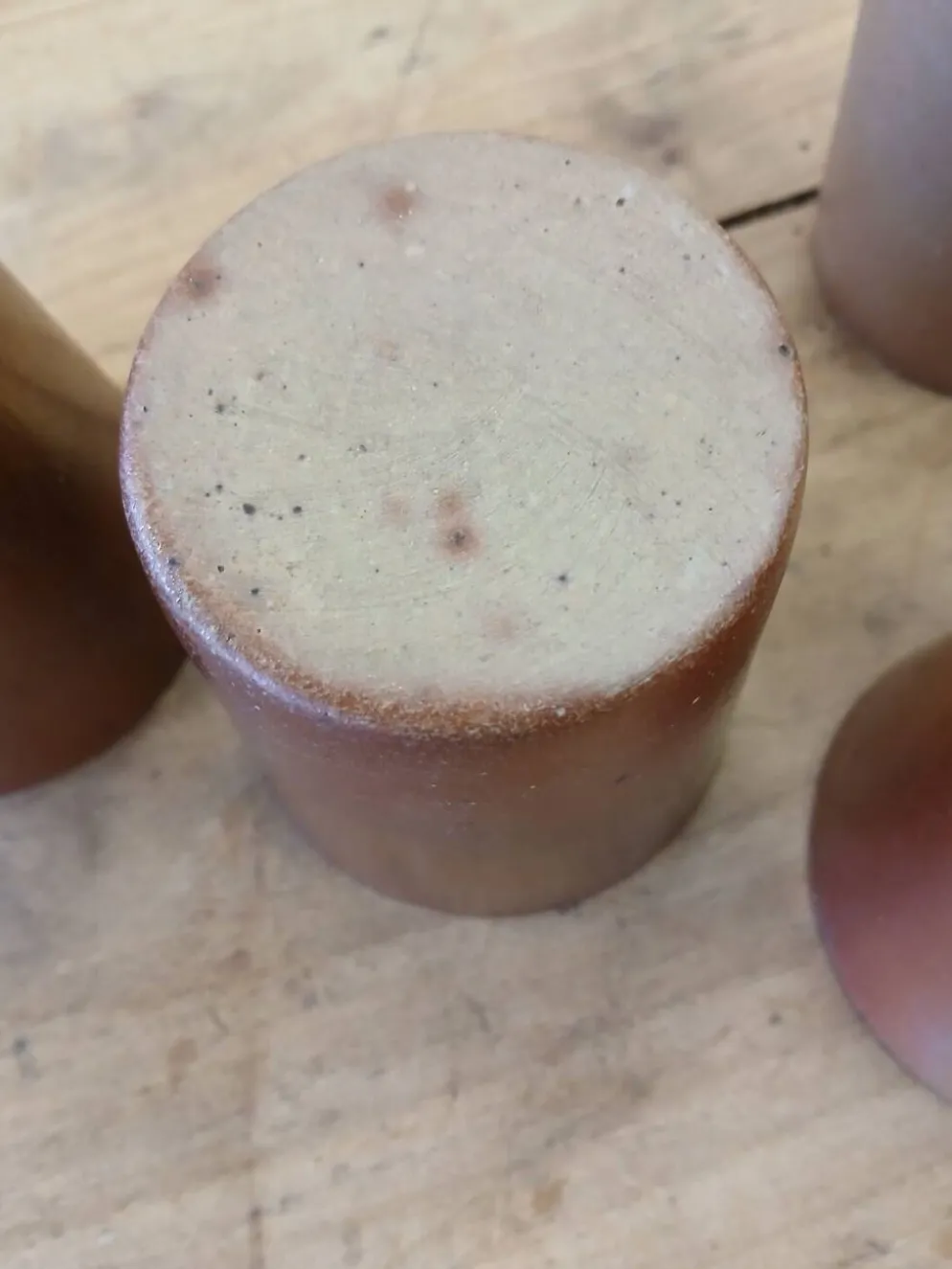 8 tasses / verres anciens en grès vernisse