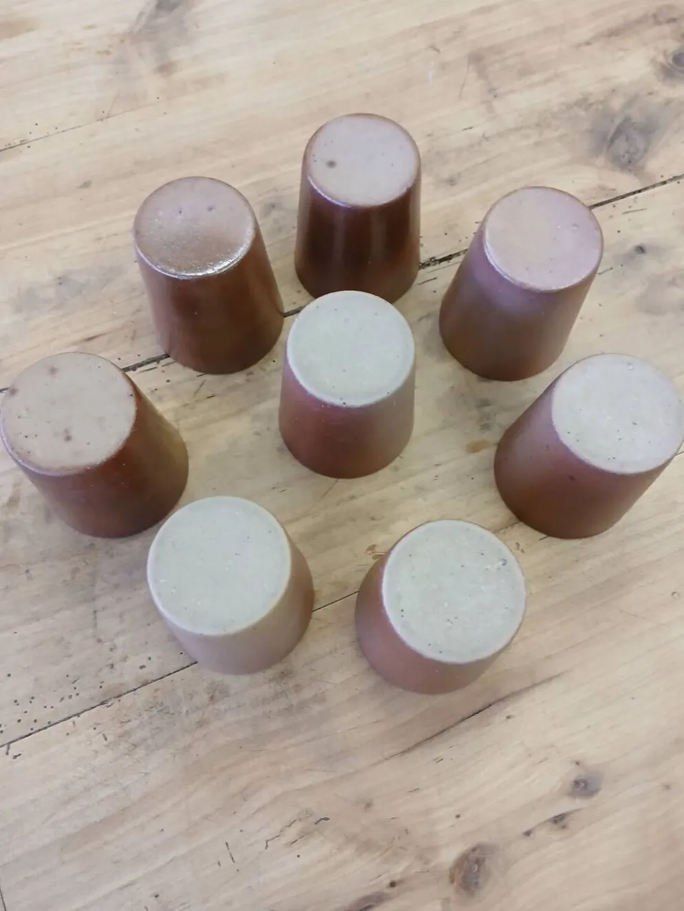 8 tasses / verres anciens en grès vernisse