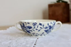Tasse vintage double anses – Royal Tudor “Bouquet” bleu