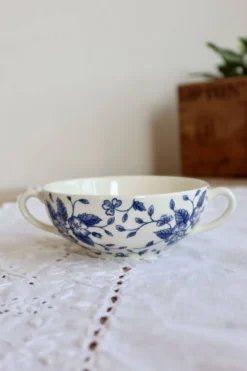 Tasse vintage double anses – Royal Tudor “Bouquet” bleu