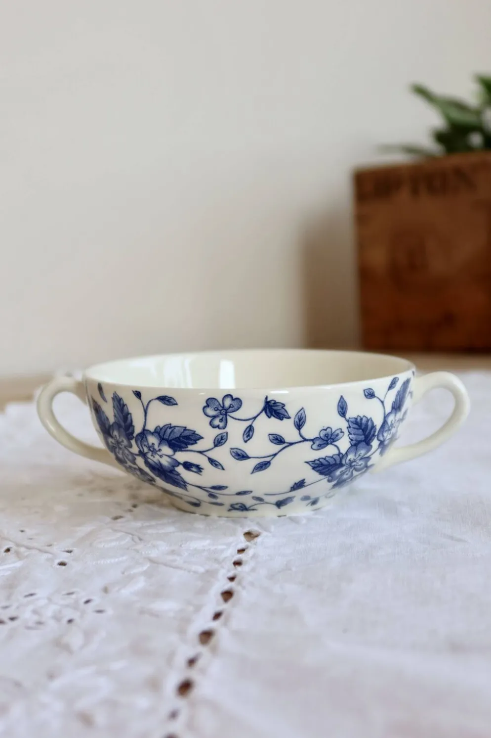 Tasse vintage double anses – Royal Tudor “Bouquet” bleu