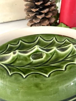 Terrine de Noël avec couvercle en houx, plat de service en céramique verte, vintage
