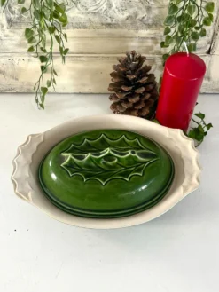 Terrine de Noël avec couvercle en houx, plat de service en céramique verte, vintage