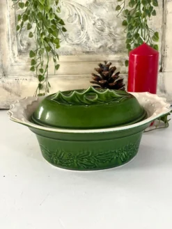 Terrine de Noël avec couvercle en houx, plat de service en céramique verte, vintage
