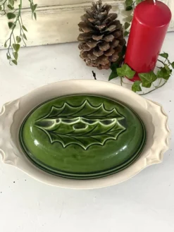 Terrine de Noël avec couvercle en houx, plat de service en céramique verte, vintage