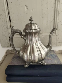 Théière ancienne