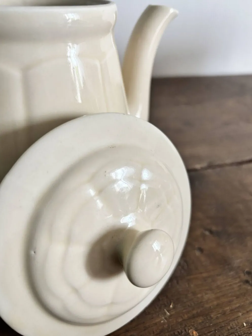 Théière ancienne en faïence ivoire – Style Art déco – Années 30/50
