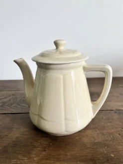 Théière ancienne en faïence ivoire – Style Art déco – Années 30/50