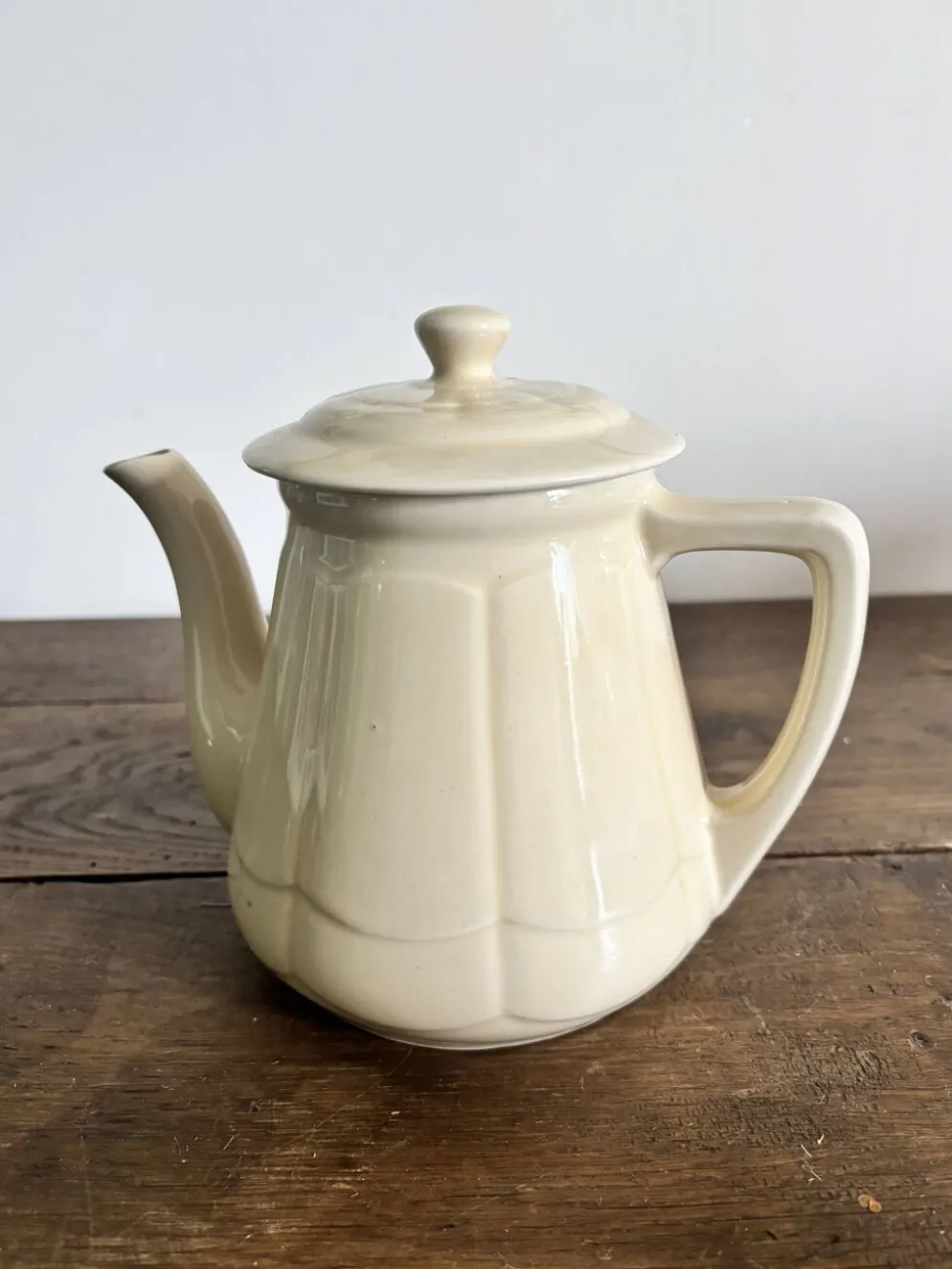 Théière ancienne en faïence ivoire – Style Art déco – Années 30/50