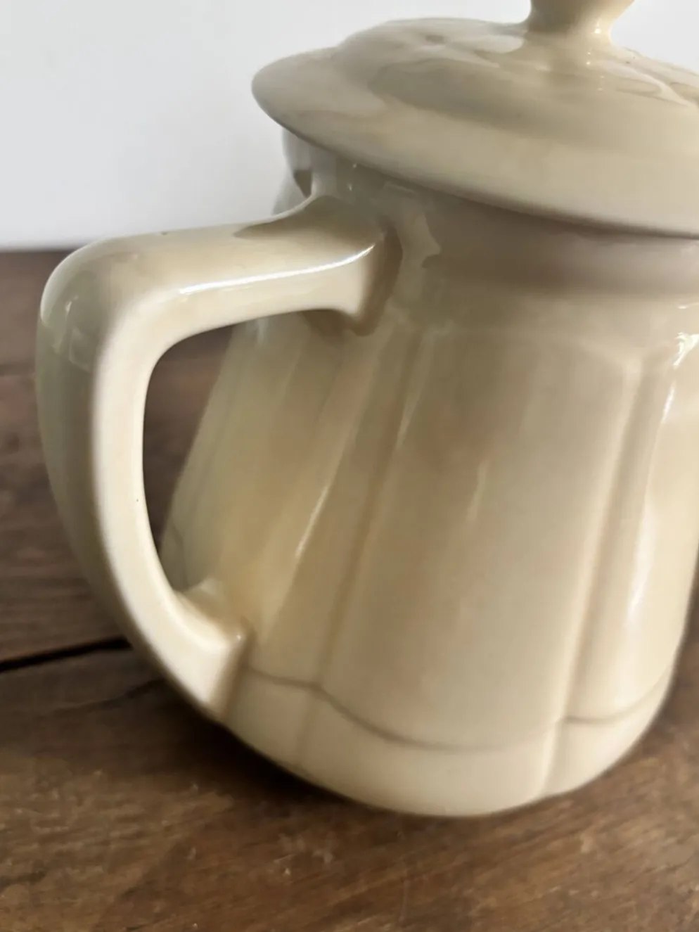 Théière ancienne en faïence ivoire – Style Art déco – Années 30/50