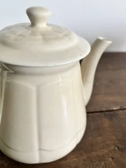 Théière ancienne en faïence ivoire – Style Art déco – Années 30/50