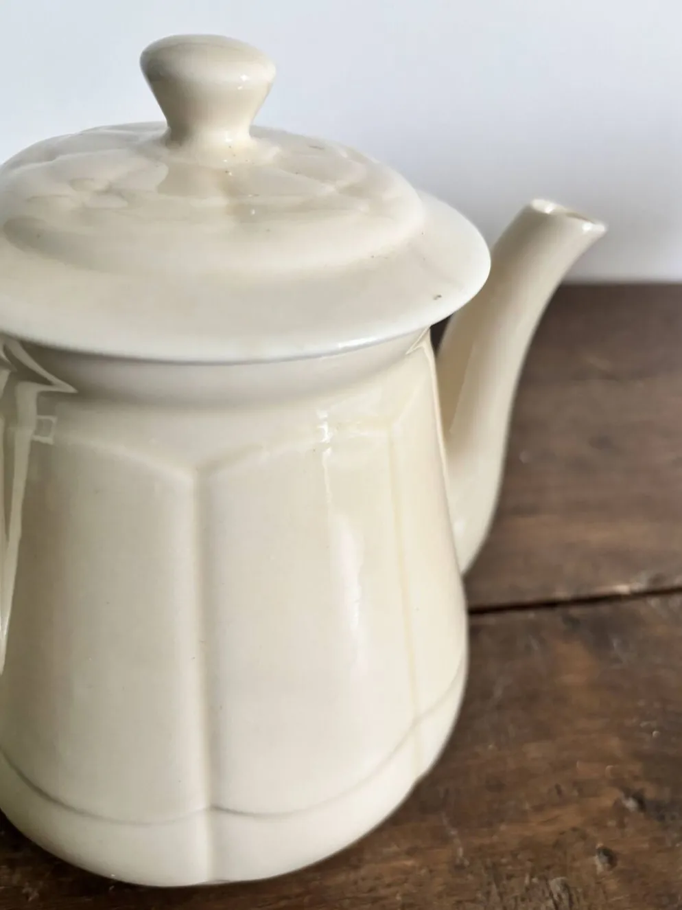 Théière ancienne en faïence ivoire – Style Art déco – Années 30/50
