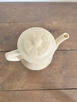 Théière ancienne en faïence ivoire – Style Art déco – Années 30/50