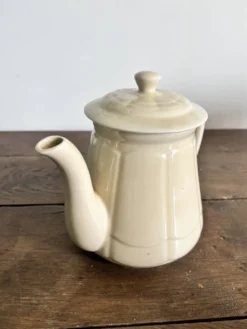 Théière ancienne en faïence ivoire – Style Art déco – Années 30/50