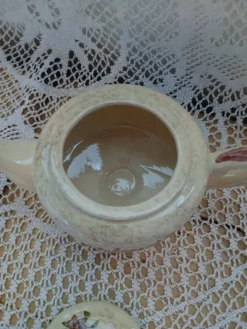 Théière ancienne signée