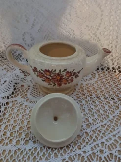 Théière ancienne signée