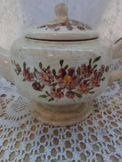Théière ancienne signée