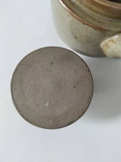 Théière artisanale en grès, style japonisant, esprit Puisaye, 1960-1970