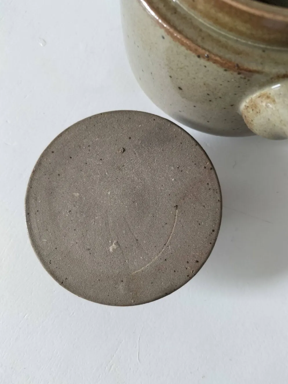 Théière artisanale en grès, style japonisant, esprit Puisaye, 1960-1970