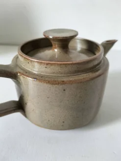 Théière artisanale en grès, style japonisant, esprit Puisaye, 1960-1970