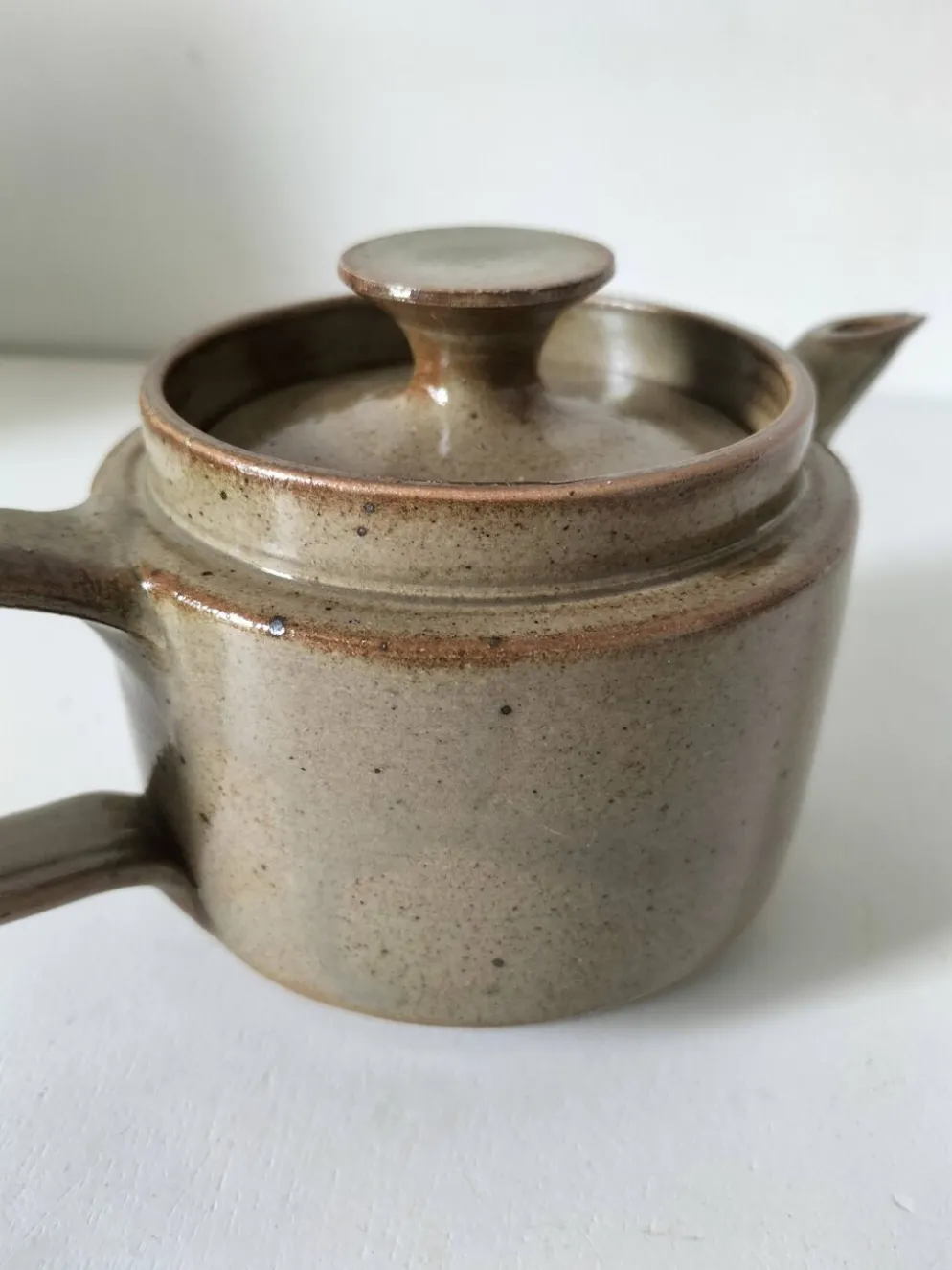 Théière artisanale en grès, style japonisant, esprit Puisaye, 1960-1970