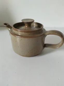 Théière artisanale en grès, style japonisant, esprit Puisaye, 1960-1970