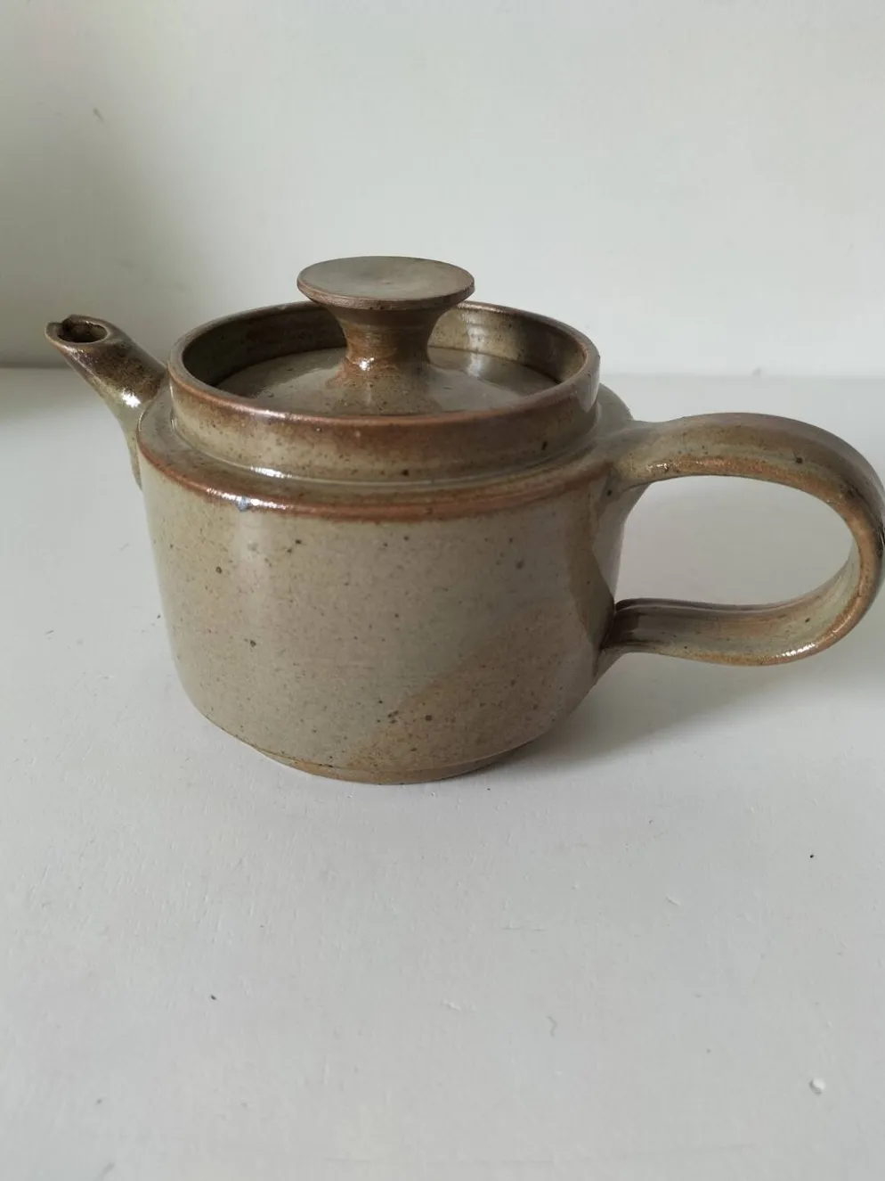 Théière artisanale en grès, style japonisant, esprit Puisaye, 1960-1970