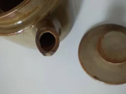Théière artisanale en grès, style japonisant, esprit Puisaye, 1960-1970
