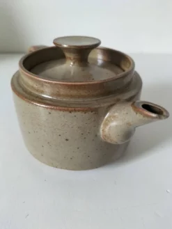 Théière artisanale en grès, style japonisant, esprit Puisaye, 1960-1970