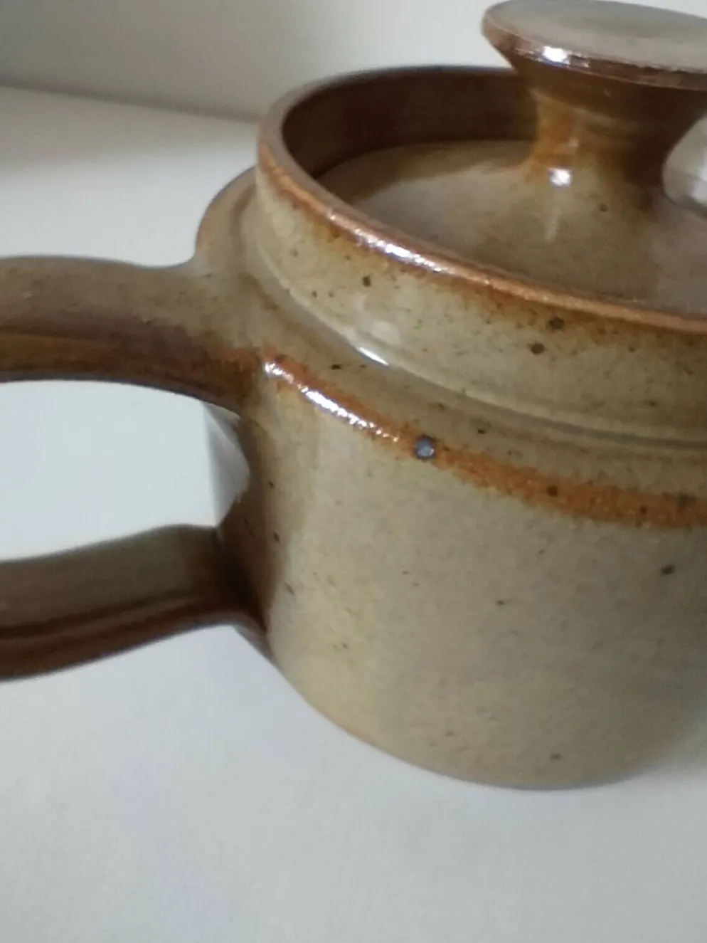 Théière artisanale en grès, style japonisant, esprit Puisaye, 1960-1970
