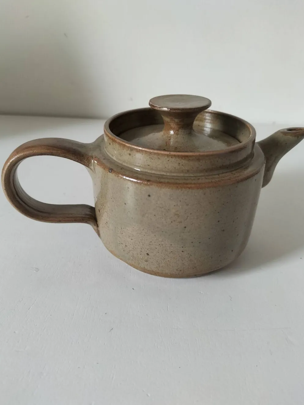 Théière artisanale en grès, style japonisant, esprit Puisaye, 1960-1970