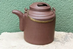 Théière chinoise en grés, Yixing, signée