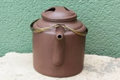 Théière chinoise en grés, Yixing, signée