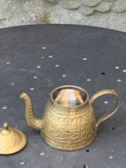 Théière décorative en cuivre ciselée vintage