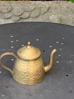 Théière décorative en cuivre ciselée vintage
