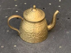 Théière décorative en cuivre ciselée vintage