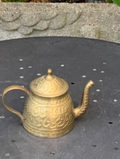 Théière décorative en cuivre ciselée vintage