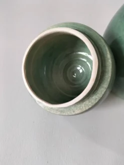 Théière en grès émaillé vert céladon – signée