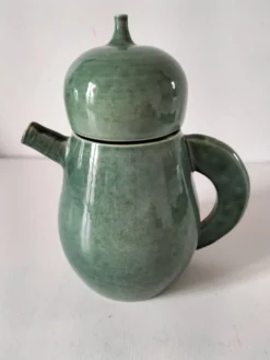 Théière en grès émaillé vert céladon – signée