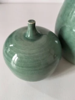Théière en grès émaillé vert céladon – signée