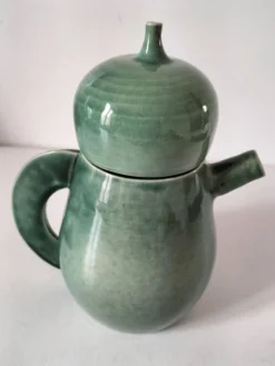 Théière en grès émaillé vert céladon – signée