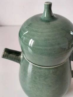 Théière en grès émaillé vert céladon – signée