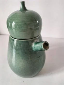 Théière en grès émaillé vert céladon – signée